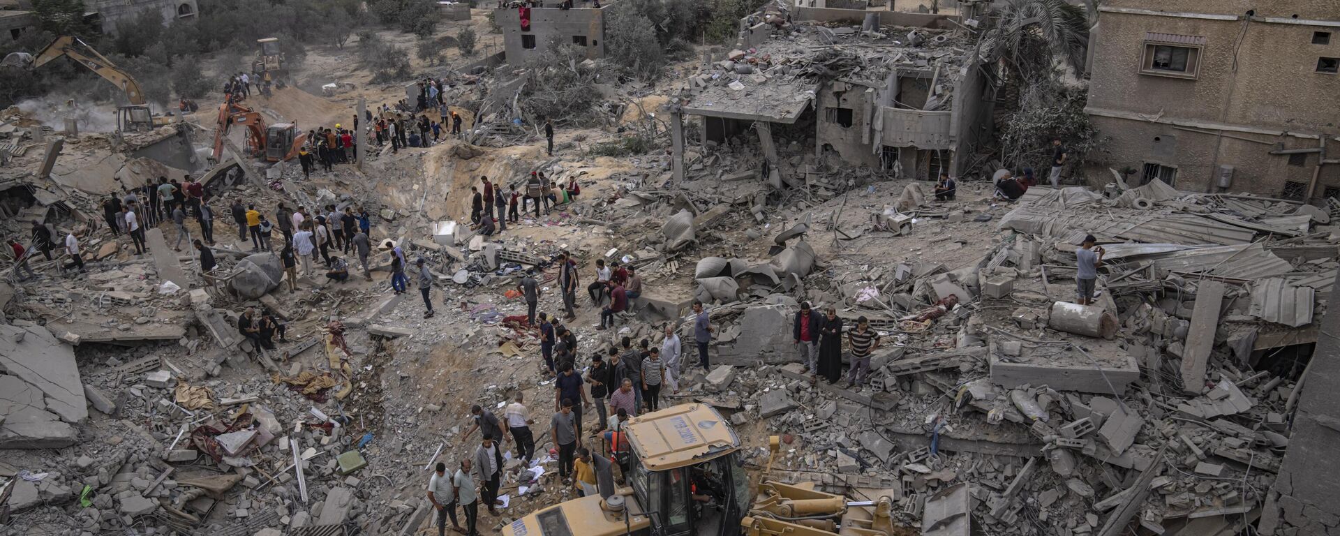 Bairro inteiro fica destruído após vários ataques aéreos de Israel na região sul da Faixa de Gaza. Khan Younis, 12 de novembro de 2023 - Sputnik Brasil, 1920, 18.11.2023