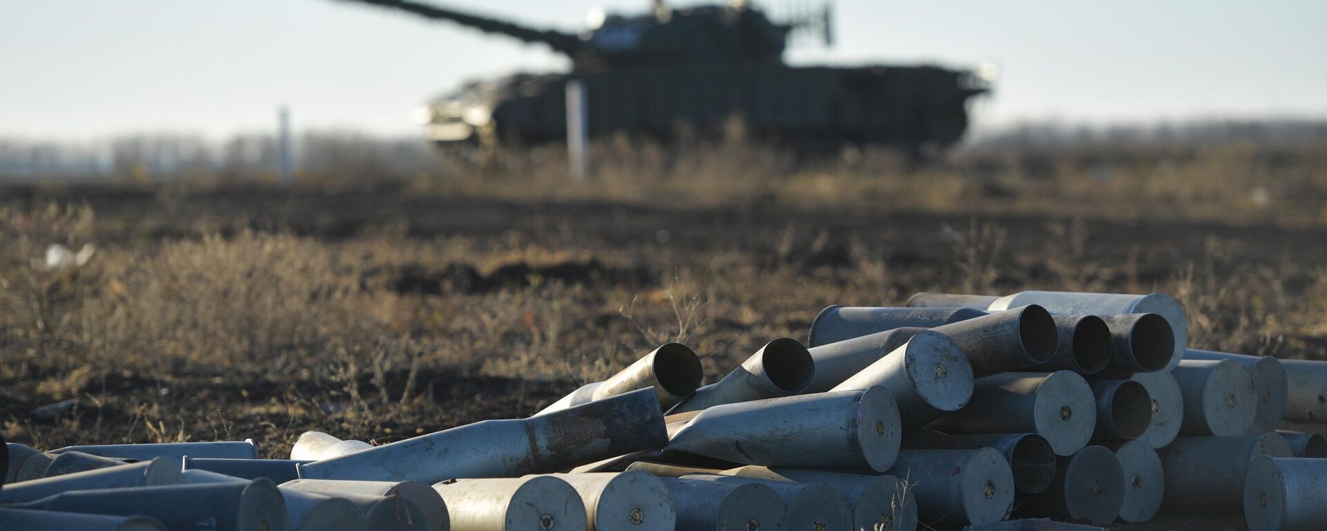 Disparo do tanque T-62 modernizado em um polígono na região de Zaporozhie, foto publicada em 8 de novembro de 2023. - Sputnik Brasil, 1920, 05.03.2024