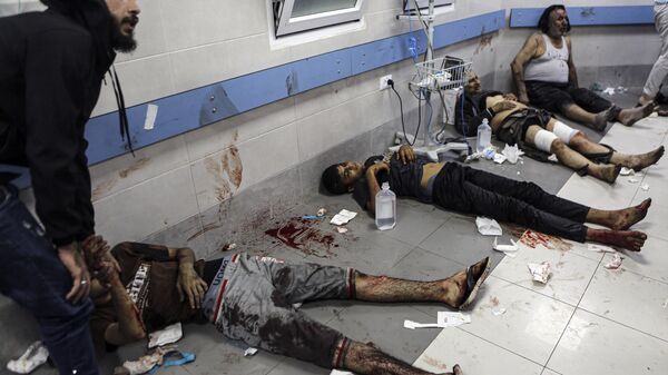 Palestinos feridos ficam em corredor do hospital Al-Shifa, um dos mais bombardeados por Israel. Cidade de Gaza, 17 de outubro de 2023 - Sputnik Brasil