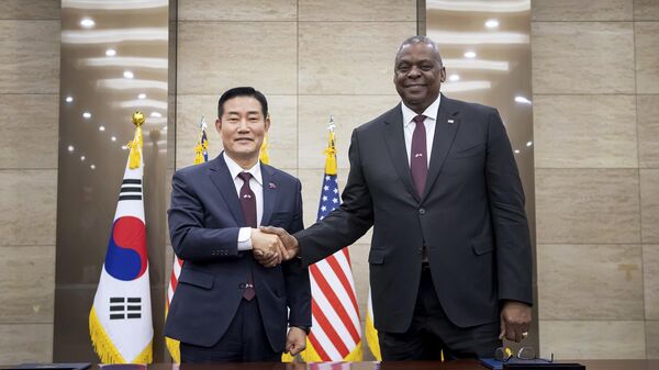 Shin Won-sik, ministro da Defesa da Coreia do Sul (à esquerda), e Lloyd Austin, secretário de Defesa dos EUA (à direita), apertam as mãos durante cerimônia de assinatura da 55ª Reunião Consultiva de Segurança (SCM, na sigla em inglês) no Ministério da Defesa, em Seul, Coreia do Sul, 13 de novembro de 2023 - Sputnik Brasil