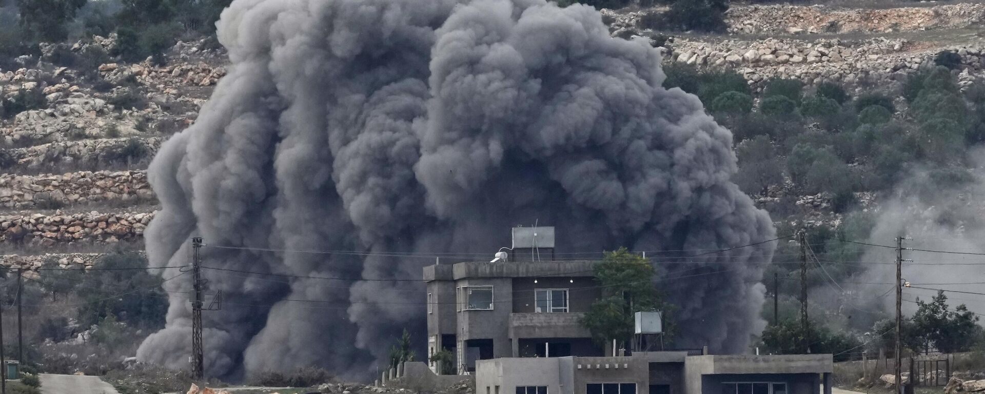 Fumaça preta sobe de um ataque aéreo israelense nos arredores de Aita al-Shaab, vila libanesa na fronteira com Israel no sul, em 13 de novembro de 2023 - Sputnik Brasil, 1920, 27.01.2024