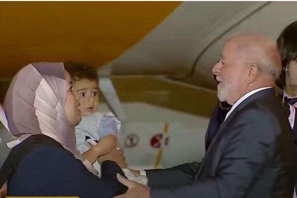 Lula recebe repatriados de Gaza  na Base aérea de Brasília em 13 de dezembro de 2023 - Sputnik Brasil