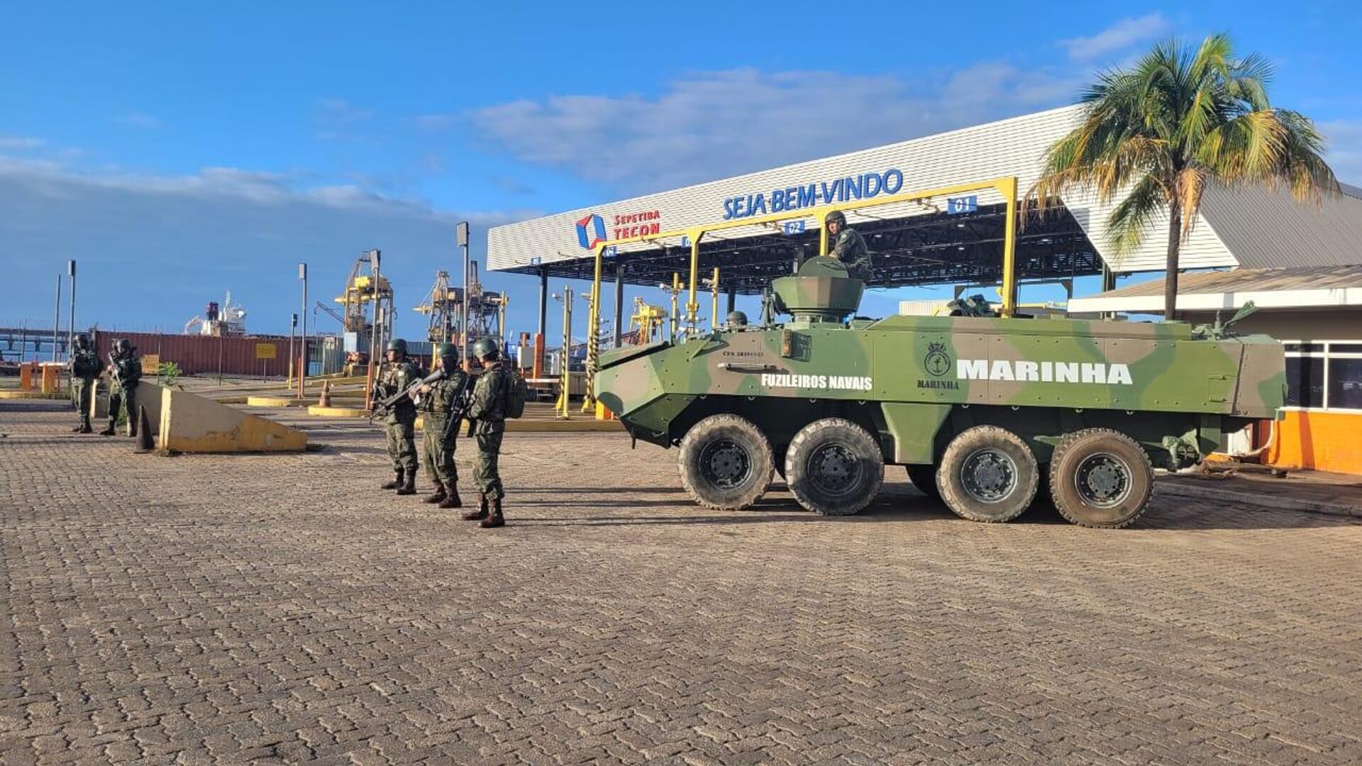 Operação da Garantia da Lei e da Ordem (GLO) no Porto de Sepetiba com presença da viatura blindada especial sobre rodas 8x8 piranha IIIC, 6 de novembro de 2023 - Sputnik Brasil, 1920, 14.11.2023