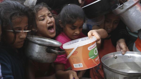 Crianças palestinas aguardam entrega de comida em abrigo improvisado na Faixa de Gaza. Rafah, 13 de novembro de 2023 - Sputnik Brasil