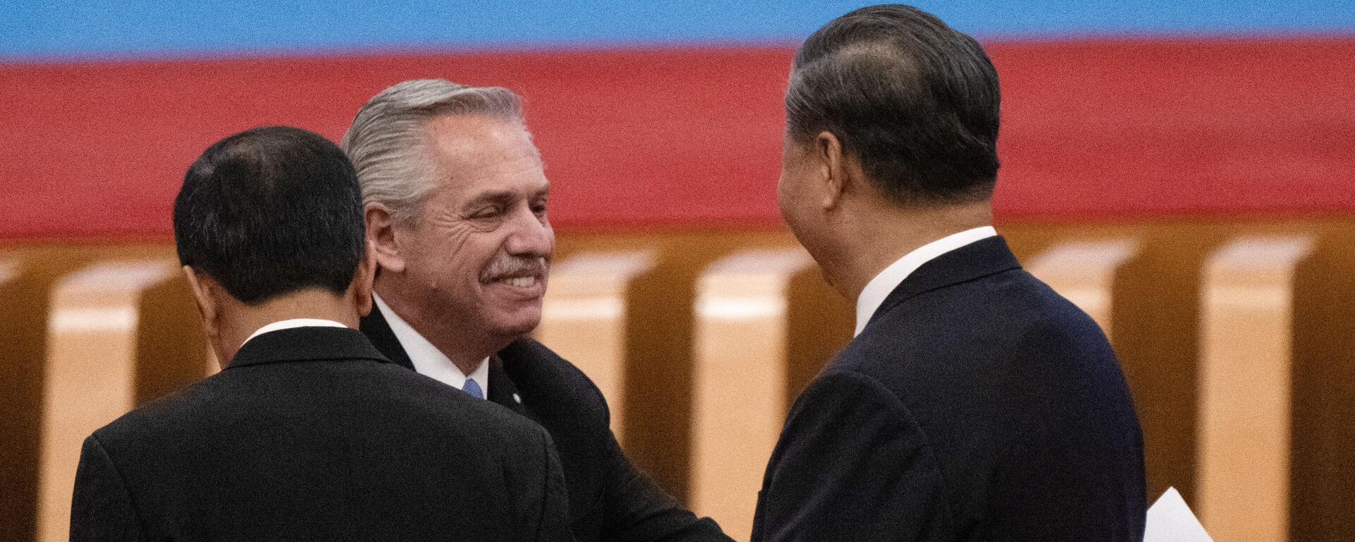 O presidente da Argentina, Alberto Fernandez (C), aperta a mão do presidente da China, Xi Jinping (R), durante a cerimônia de abertura do terceiro Fórum do Cinturão e Rota para Cooperação Internacional no Grande Salão do Povo em Pequim, em 18 de outubro de 2023 - Sputnik Brasil, 1920, 14.11.2023