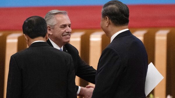 O presidente da Argentina, Alberto Fernandez (C), aperta a mão do presidente da China, Xi Jinping (R), durante a cerimônia de abertura do terceiro Fórum do Cinturão e Rota para Cooperação Internacional no Grande Salão do Povo em Pequim, em 18 de outubro de 2023 - Sputnik Brasil