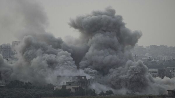 Nuvem de fumaça após ataque aéreo israelense contra cidade na região sul da Faixa de Gaza. 12 de novembro de 2023 - Sputnik Brasil