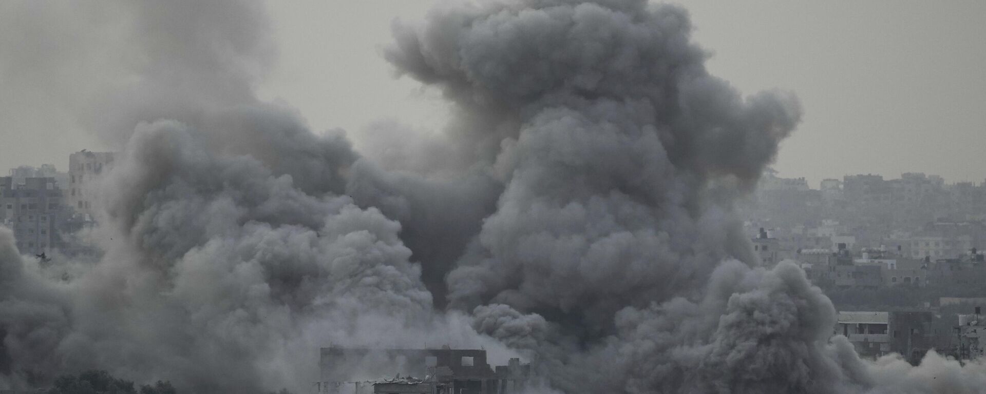 Nuvem de fumaça após ataque aéreo israelense contra cidade na região sul da Faixa de Gaza. Gaza, 12 de novembro de 2023 - Sputnik Brasil, 1920, 12.12.2023