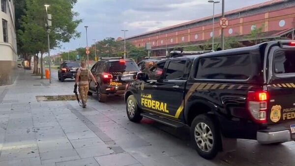Agentes da Polícia Federal caminham próximo a viaturas da corporação estacionadas na Zona Portuária do Rio de Janeiro (RJ). Brasil, 16 de novembro de 2023 - Sputnik Brasil