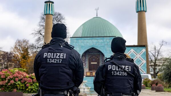 Policiais são fotografados durante uma busca na Mesquita Azul, que abriga o Centro Islâmico de Hamburgo, durante operações em toda a Alemanha por suspeitas de ligações com o grupo Hezbollah apoiado pelo Irã em Hamburgo, norte da Alemanha, em 16 de novembro de 2023 - Sputnik Brasil