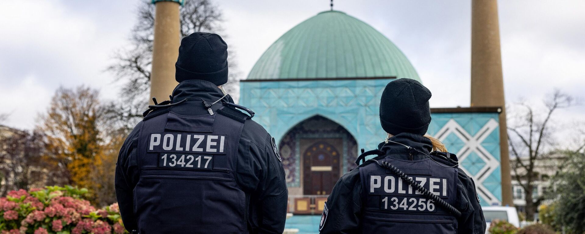 Policiais são fotografados durante uma busca na Mesquita Azul, que abriga o Centro Islâmico de Hamburgo, durante operações em toda a Alemanha por suspeitas de ligações com o grupo Hezbollah apoiado pelo Irã em Hamburgo, norte da Alemanha, em 16 de novembro de 2023 - Sputnik Brasil, 1920, 16.11.2023