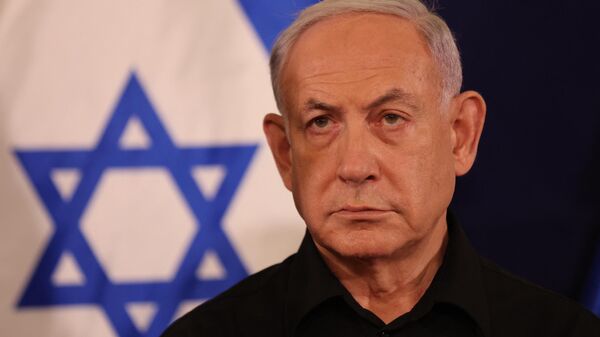 Benjamin Netanyahu, primeiro-ministro israelense, fala durante coletiva de imprensa na base militar de Kirya, em Tel Aviv, Israel, 28 de outubro de 2023 - Sputnik Brasil