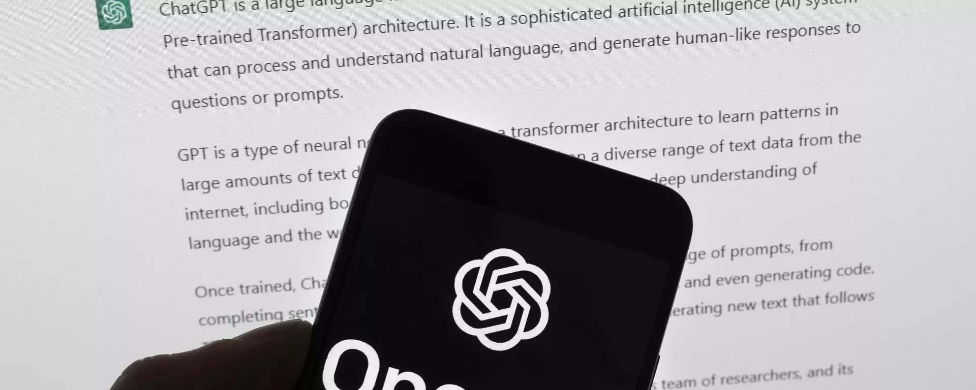 Logotipo da OpenAI, empresa criadora do ChatGPT, em celular sobre tela de computador que exibe o chatbot. Boston, EUA, 21 de março de 2023 - Sputnik Brasil, 1920, 15.02.2025