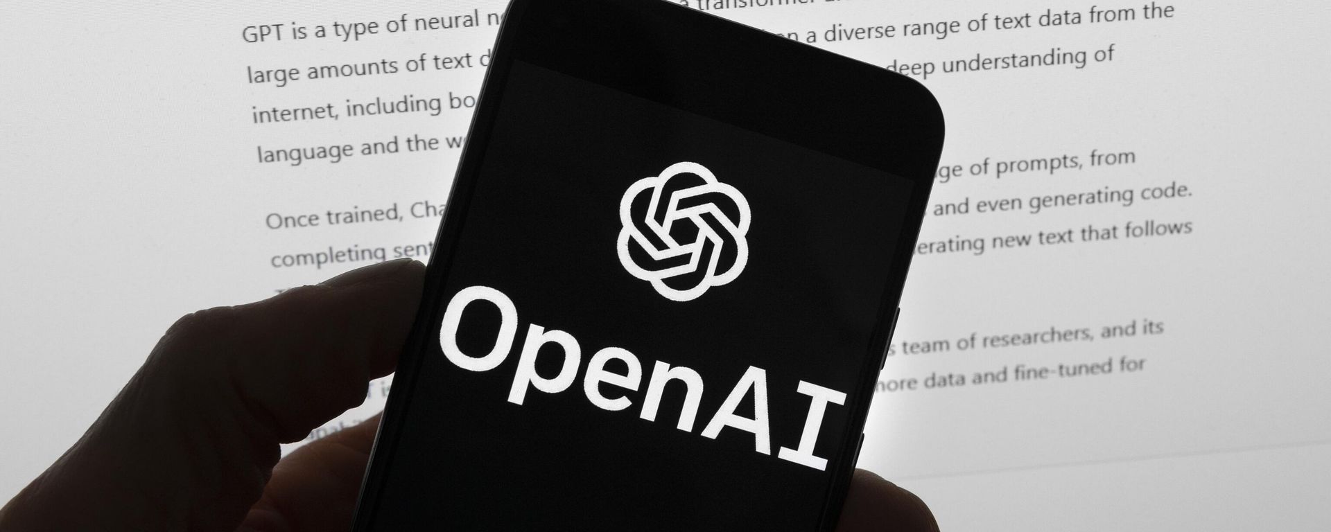 Logotipo da OpenAI, empresa criadora do ChatGPT, em celular sobre tela de computador que exibe o chatbot. Boston, EUA, 21 de março de 2023 - Sputnik Brasil, 1920, 13.03.2026