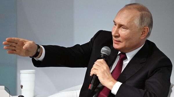 O presidente russo, Vladimir Putin, discursa em uma sessão plenária como parte do IX Fórum Cultural Internacional de São Petersburgo. Rússia, 17 de novembro de 2023 - Sputnik Brasil