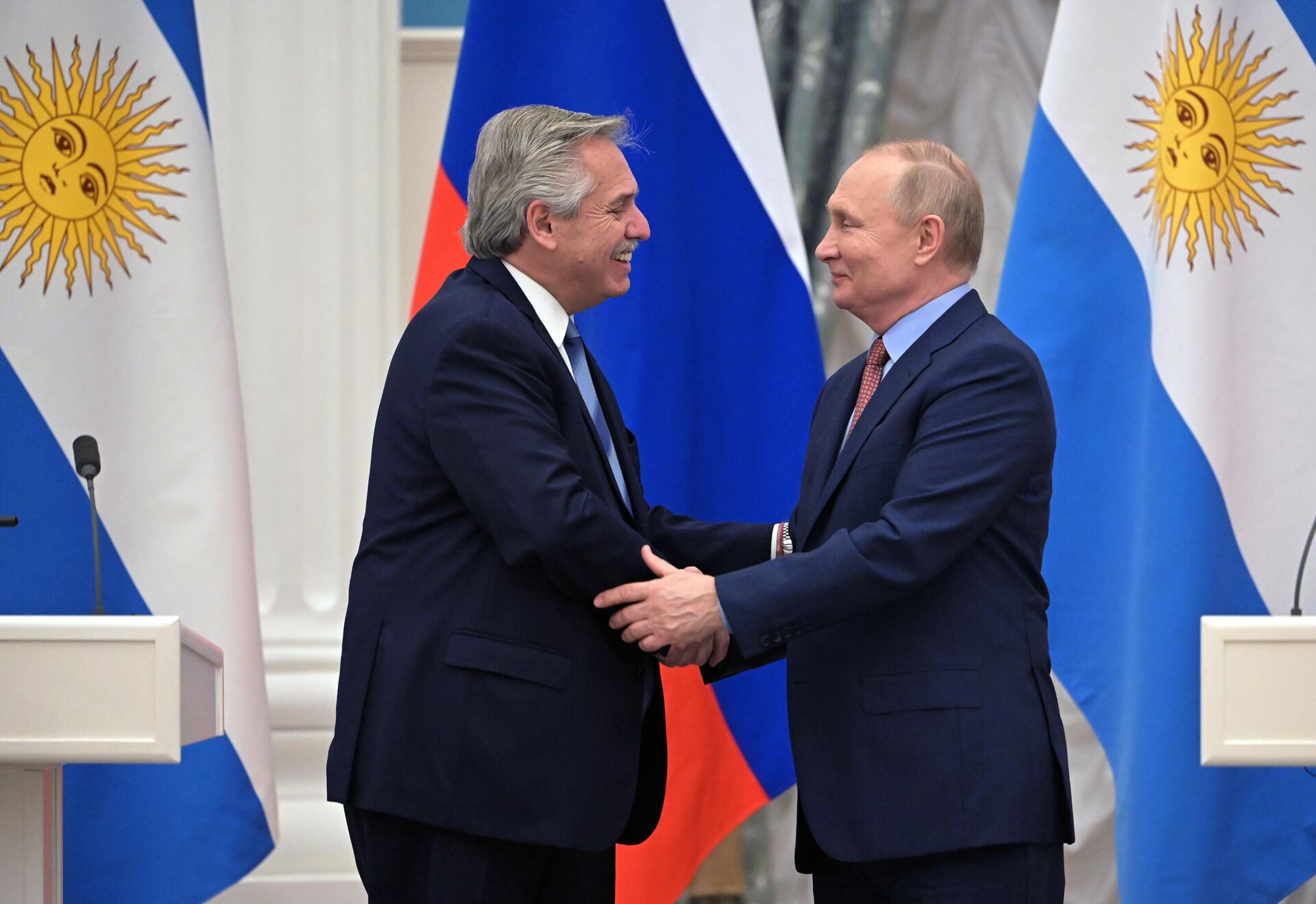 O presidente argentino, Alberto Fernández, e o presidente russo, Vladimir Putin, apertam as mãos durante uma entrevista coletiva conjunta após sua reunião no Kremlin, em Moscou, na Rússia, 3 de fevereiro de 2022 - Sputnik Brasil, 1920, 17.11.2023