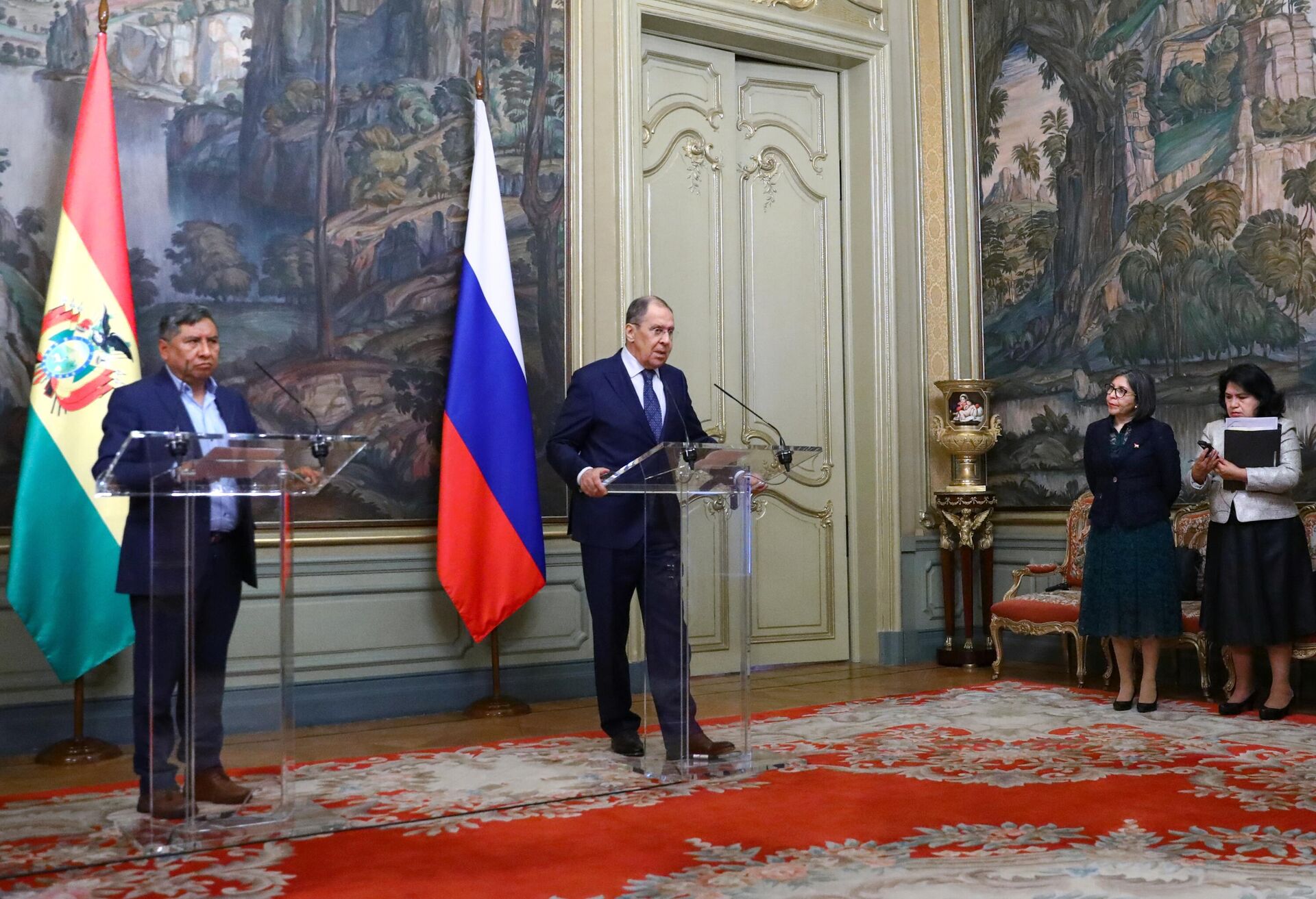 Ministro das Relações Exteriores da Bolívia, Rogelio Mayta, e o ministro das Relações Exteriores da Rússia, Sergei Lavrov, participam de uma entrevista coletiva conjunta após sua reunião em Moscou, na Rússia, 22 de outubro de 2021 - Sputnik Brasil, 1920, 17.11.2023