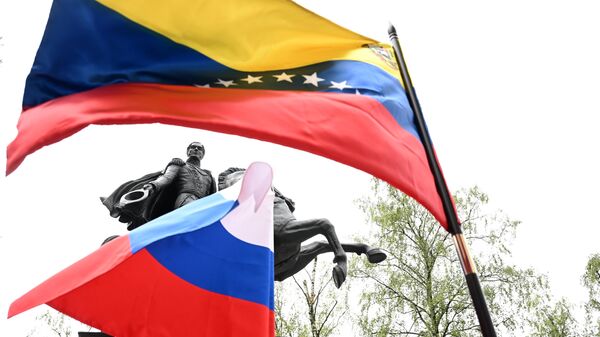 Bandeiras venezuelanas e russas tremulam ao lado do monumento ao líder independentista sul-americano Simón Bolívar, inaugurado em Moscou para marcar seu 240º aniversário de nascimento. Rússia, 16 de julho de 2023 - Sputnik Brasil