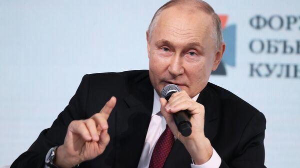 Presidente russo, Vladimir Putin durante sessão plenária do IX Fórum Cultural Internacional — Fórum das Culturas Unidas, em São Petersburgo, Rússia, em 17 de novembro de 2023 - Sputnik Brasil