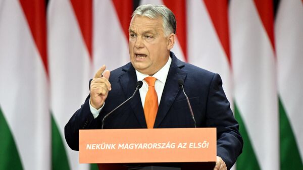 O primeiro-ministro da Hungria, Viktor Orban, faz seu discurso no Centro de Feiras e Exposições Hungexpo de Budapeste em 18 de novembro de 2023 - Sputnik Brasil