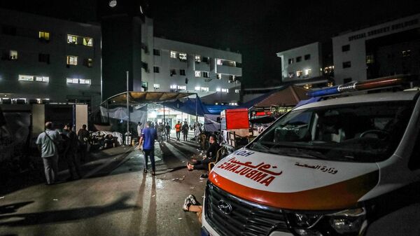 Vista do hospital Al-Shifa na cidade de Gaza cercado de escuridão enquanto o combustível para a geração de eletricidade acaba em meio às batalhas em curso entre Israel e o grupo palestino Hamas, 3 de novembro de 2023 - Sputnik Brasil