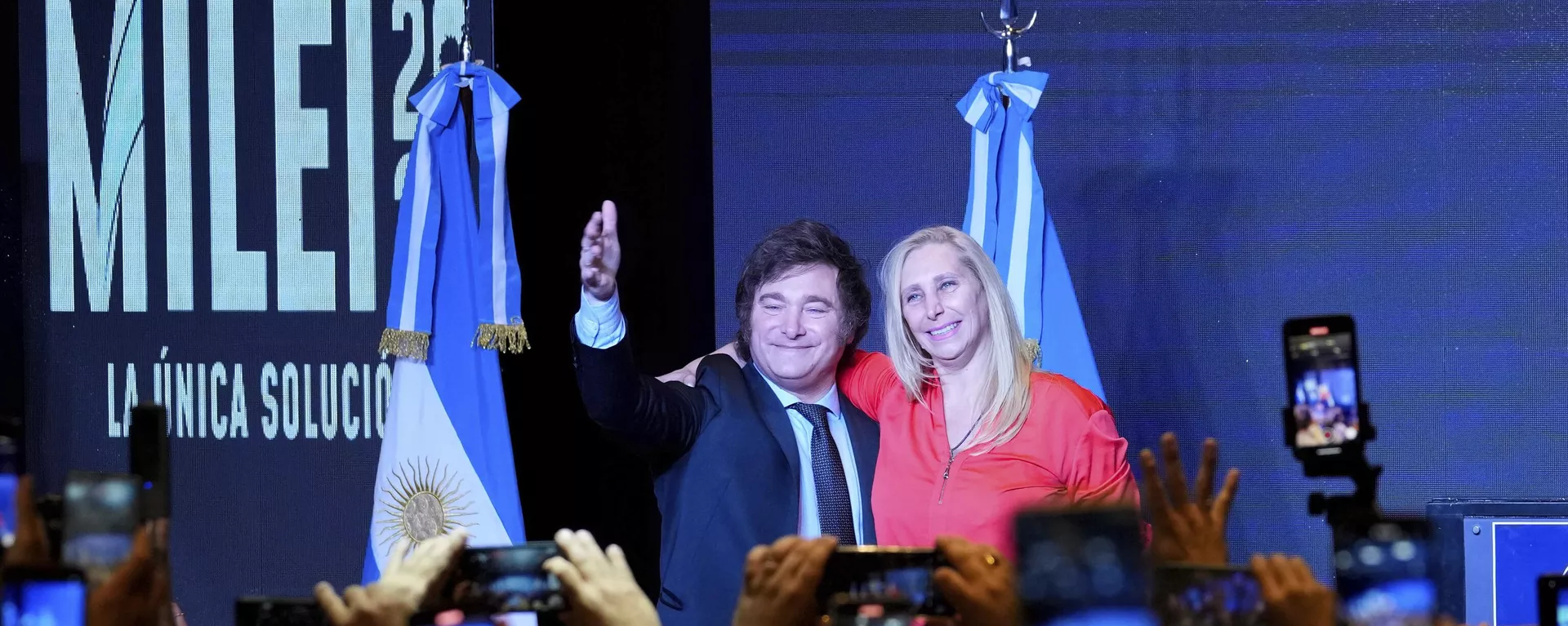 O candidato presidencial Javier Milei, à direita, comemora com sua irmã Karina Milei durante seu discurso de vitória após vencer o segundo turno da eleição presidencial em Buenos Aires, Argentina, domingo, 19 de novembro de 2023 - Sputnik Brasil, 1920, 25.08.2025