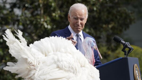 Joe Biden após perdoar o peru Liberty, durante a tradicional cerimônia do perdão ao peru, na Casa Branca, em Washington DC. EUA, 20 de novembro de 2023 - Sputnik Brasil