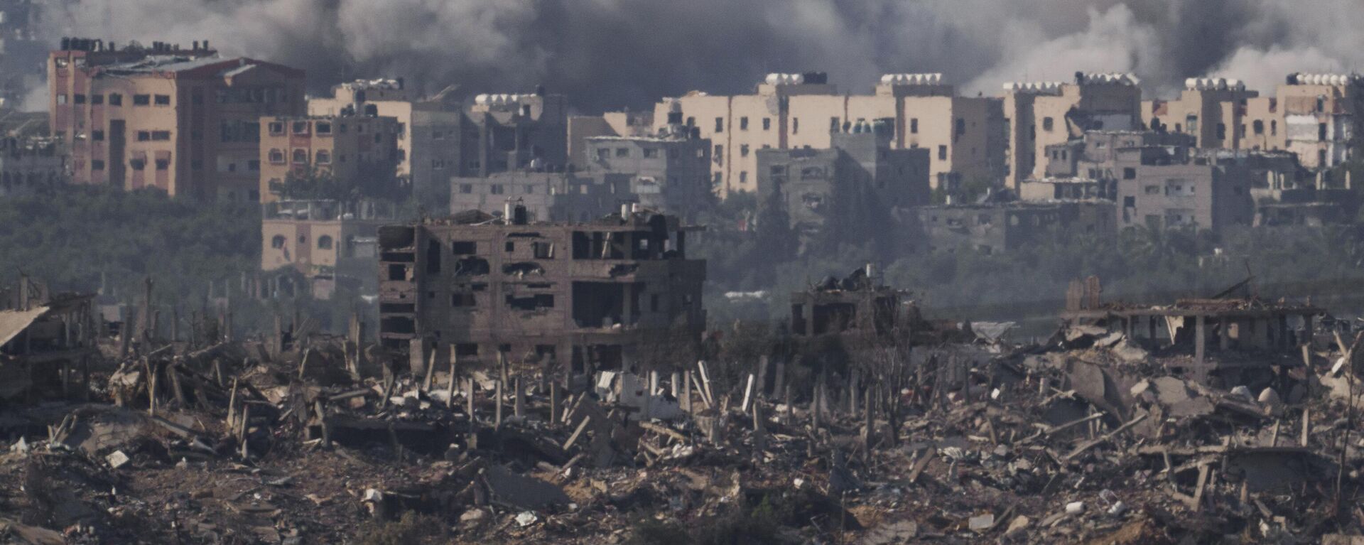 Fumaça toma conta do céu em cidade palestina após bombardeio aéreo das Forças de Defesa de Israel (FDI). Faixa de Gaza, 21 de novembro de 2023 - Sputnik Brasil, 1920, 10.12.2023
