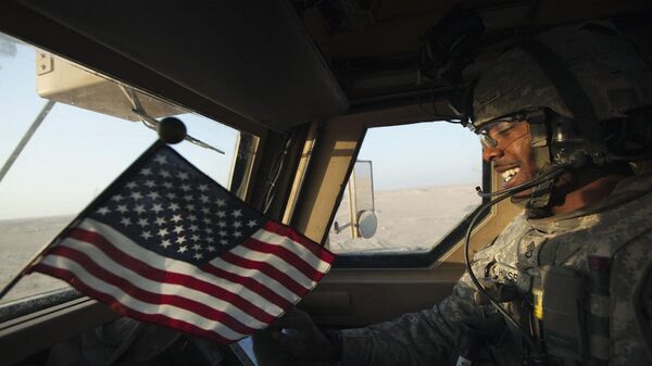Sargento dos EUA viaja em um veículo protegido contra emboscadas resistentes a minas enquanto o último comboio dos EUA se dirige à fronteira do Kuwait para deixar o Iraque (foto de arquivo) - Sputnik Brasil