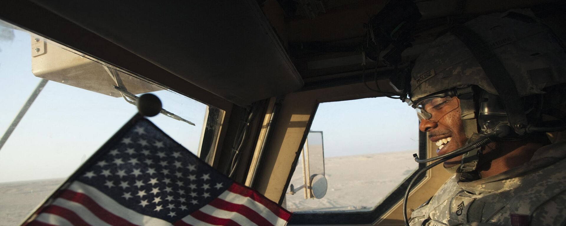Sargento dos EUA viaja em um veículo protegido contra emboscadas resistentes a minas enquanto o último comboio dos EUA se dirige à fronteira do Kuwait para deixar o Iraque (foto de arquivo) - Sputnik Brasil, 1920, 22.11.2023