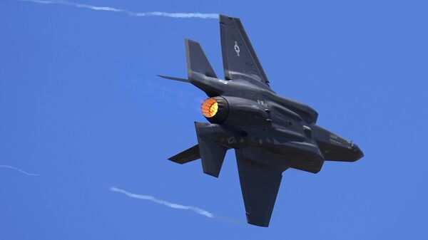 O caça F-35 da Força Aérea dos EUA realiza manobras acrobáticas na Aero India 2023, 14 de fevereiro de 2023 - Sputnik Brasil