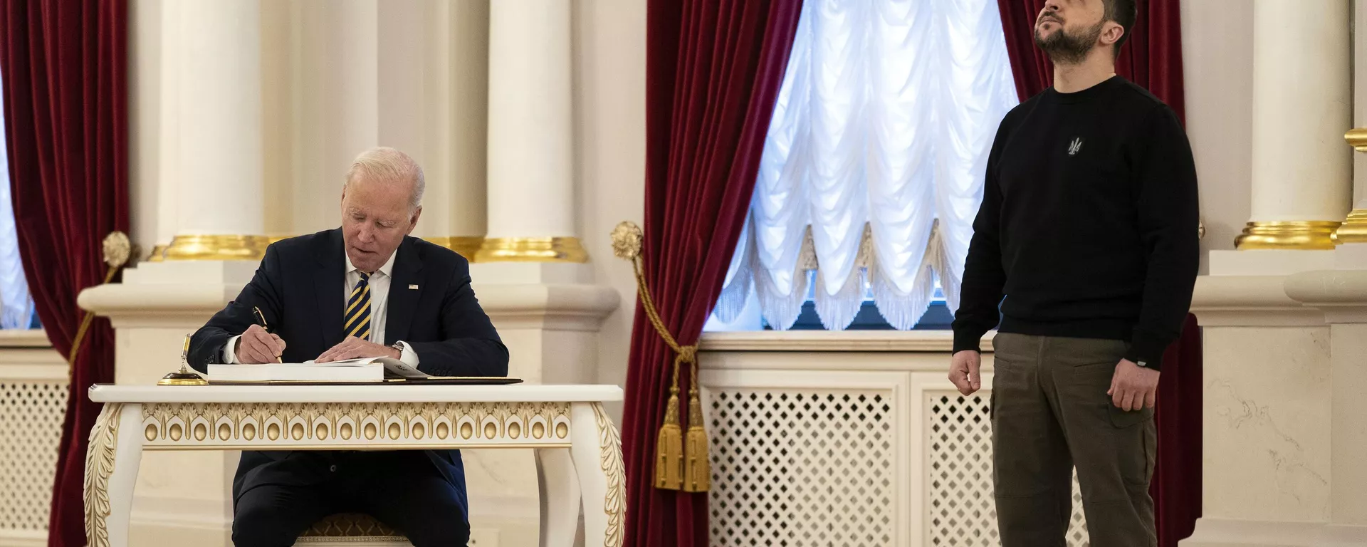 Presidente dos Estados Unidos, Joe Biden, assina livro de visitantes durante encontro com o então presidente ucraniano, Vladimir Zelensky. Kiev, 20 de fevereiro de 2023 - Sputnik Brasil, 1920, 08.07.2024