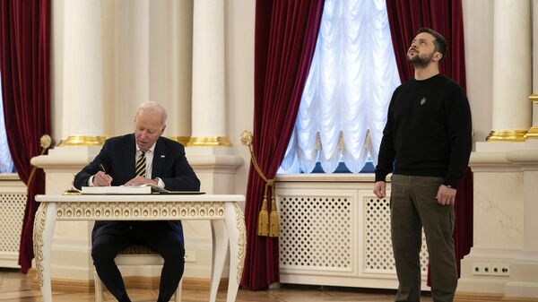 O presidente dos Estados Unidos, Joe Biden, assina livro de visitantes durante encontro com o presidente ucraniano Vladimir Zelensky. Kiev, 20 de fevereiro de 2023 - Sputnik Brasil