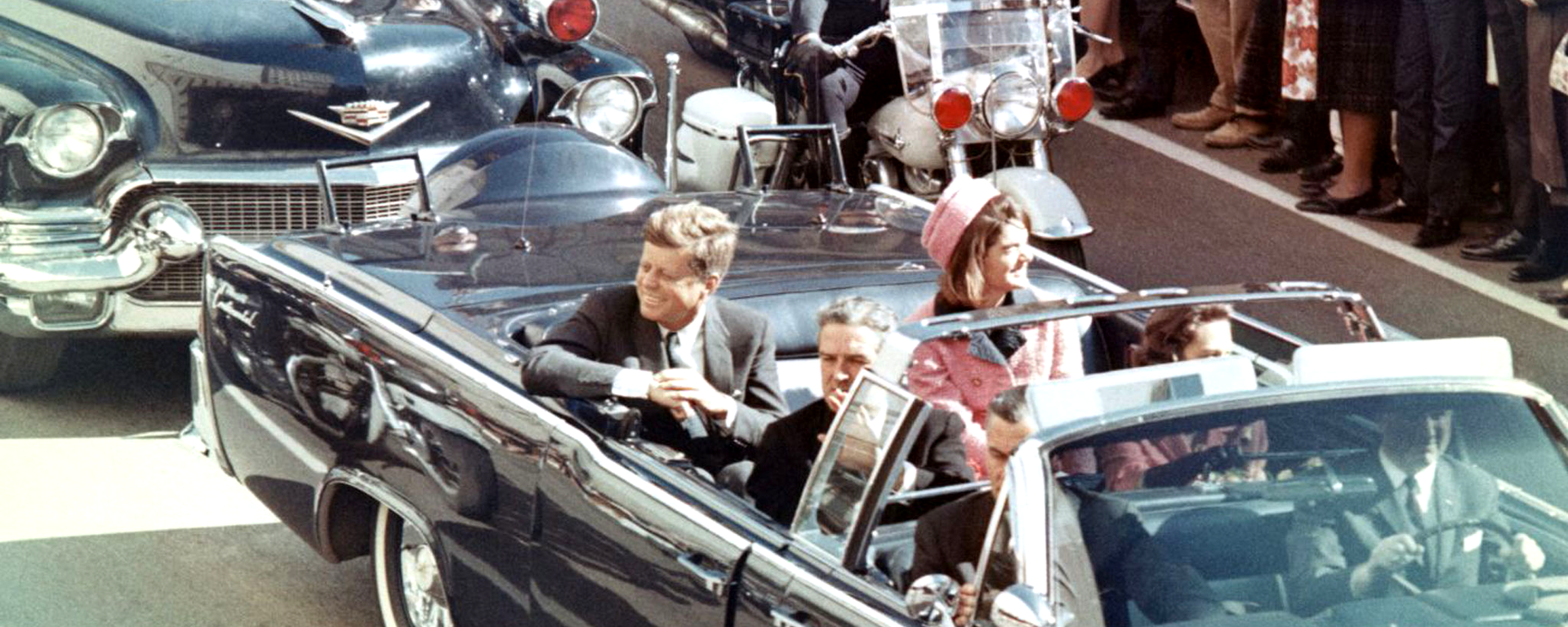 Foto do presidente Kennedy na limusine em Dallas, Texas, na Main Street, ao lado de Jackie Kennedy, o governador do Texas, John Connally, e sua esposa, Nellie, minutos antes de seu assassinato, em 22 de novembro de 1963 - Sputnik Brasil, 1920, 23.01.2025