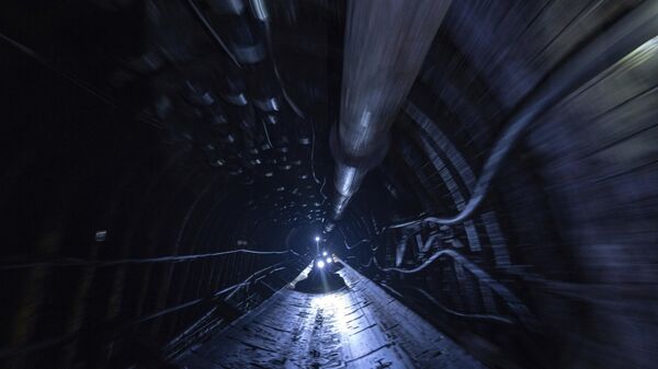 Mineiros andam em esteira rolante no túnel de mina de carvão na região de Dnepropetrovsk, Ucrânia, 7 de abril de 2023 - Sputnik Brasil