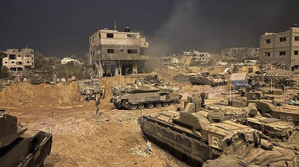 Veículos blindados israelenses durante operação terrestre na Faixa de Gaza - Sputnik Brasil