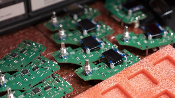 Chips semicondutores organizados em uma bancada - Sputnik Brasil