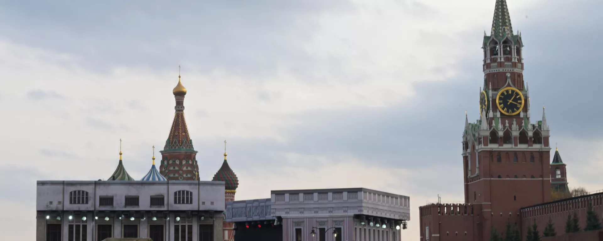 Exposição em homenagem ao 82º aniversário do desfile militar na Praça Vermelha, com Kremlin no fundo, em Moscou, Rússia, foto publicada em 5 de novembro de 2023 - Sputnik Brasil, 1920, 23.05.2024
