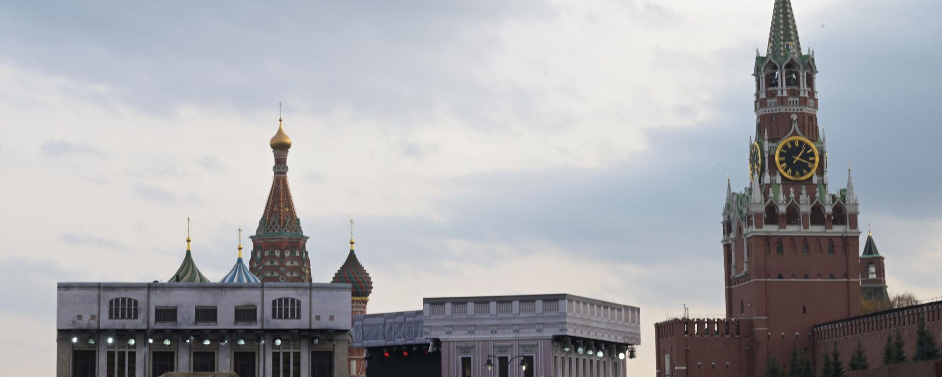 Exposição em homenagem ao 82º aniversário do desfile militar na Praça Vermelha, com Kremlin no fundo, em Moscou, Rússia, foto publicada em 5 de novembro de 2023 - Sputnik Brasil, 1920, 20.05.2024