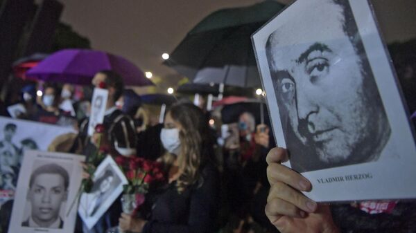 Pessoas com fotos de pessoas que foram mortas ou desaparecidas durante a ditadura de 1964-1985, manifestam-se no 58º aniversário do golpe militar no Parque do Ibirapuera, em São Paulo, Brasil, em 31 de março de 2022 - Sputnik Brasil