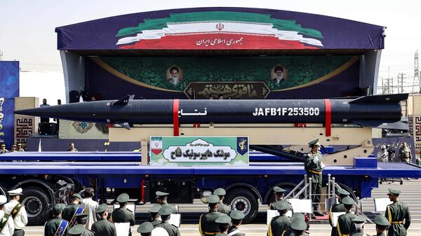 Caminhão carrega míssil balístico hipersônico iraniano Fattah durante desfile militar anual que marca o aniversário do início da devastadora guerra de 1980-1988 com o Iraque, em Teerã, Irã, 22 de setembro de 2023 - Sputnik Brasil