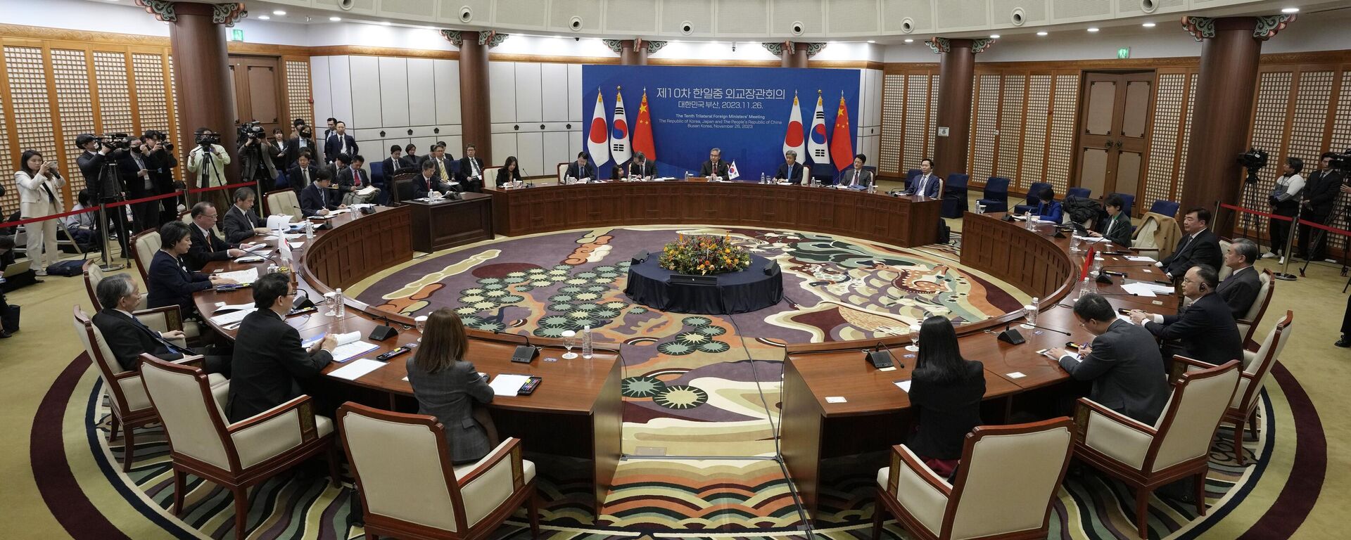 Delegação do Japão (à esquerda), da China (no centro), e da Coreia do Sul (à direita), participam de reunião trilateral de ministros das Relações Exteriores em Busan, Coreia do Sul, 26 de novembro de 2023 - Sputnik Brasil, 1920, 30.03.2025