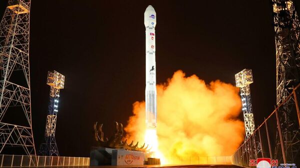 A Coreia do Norte lançou com sucesso o satélite de reconhecimento Manrigyong-1 no novo foguete Chollima-1, 21 de novembro de 2023 - Sputnik Brasil