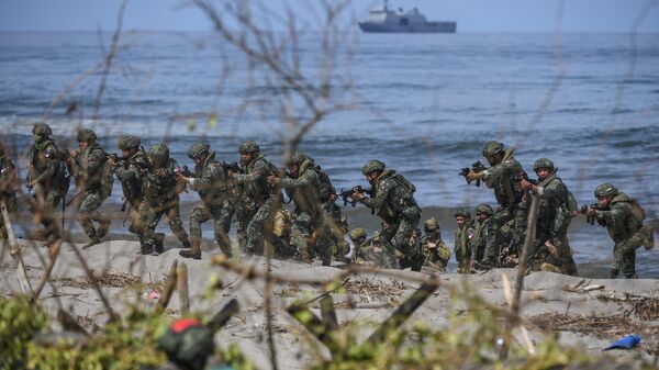 Soldados filipinos se posicionam em uma praia durante exercício conjunto com tropas australianas em uma base naval na cidade de San Antonio, Filipinas, 25 de agosto de 2023 - Sputnik Brasil