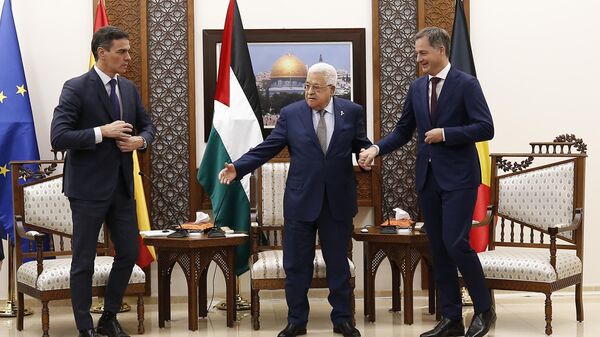 Mahmoud Abbas, presidente palestino (no centro), reúne-se com Alexander De Croo (à esquerda) e Pedro Sanchez (à direita), primeiros-ministros da Bélgica e da Espanha, na cidade de Ramallah, Cisjordânia, 23 de novembro de 2023 - Sputnik Brasil