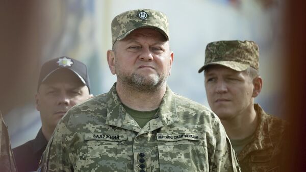 Comandante-chefe das Forças Armadas da Ucrânia, Valery Zaluzhny, no centro, participa de um evento para marcar o Dia do Estado na praça Mikhailovskaya, em Kiev. Ucrânia, 28 de julho de 2023 - Sputnik Brasil