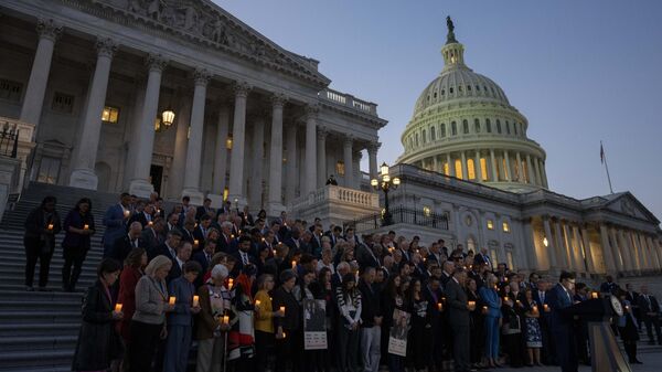 Mike Johnson, presidente da Câmara dos Representantes, lidera momento de silêncio enquanto os membros do Congresso fazem vigília à luz de velas por Israel nos degraus da Câmara, um mês após o ataque de Hamas a Israel, em Washington, EUA, 7 de novembro de 2023 - Sputnik Brasil