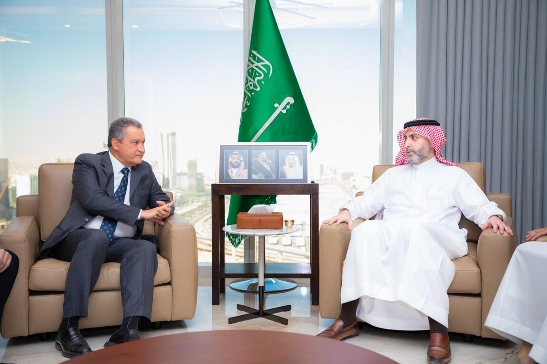 Ministro da Casa Civil da Presidência da República do Brasil, Rui Costa em encontro com o ministro dos Transportes, Saleh Al- Jasser. 27 de novembro de 2023 - Sputnik Brasil, 1920, 27.11.2023