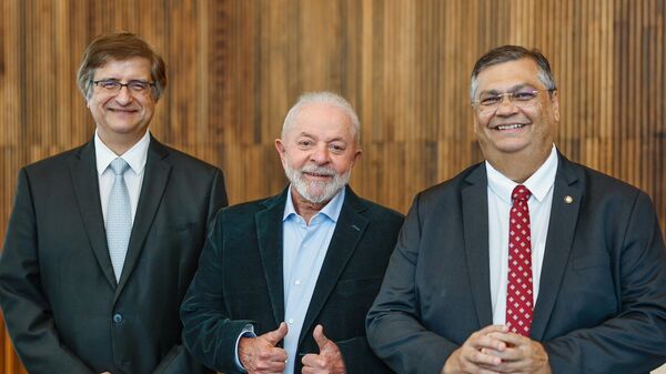 O presidente Luiz Inácio Lula da Silva ao lado do ministro da Justiça, Flávio Dino, e do procurador Paulo Gustavo Gonet Branco, no Palácio do Planalto. 27 de Novembro de 2023 - Sputnik Brasil