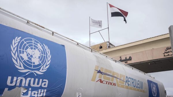 Caminhão com combustível passa na fronteira entre o Egito e a Faixa de Gaza durante pausa humanitária. Rafah, 27 de novembro de 2023 - Sputnik Brasil